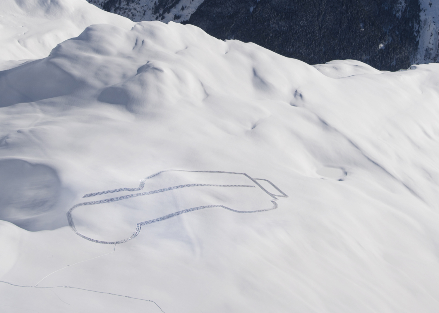 Spektakuläre Schneezeichnung des Defender markiert den Auftakt der Feierlichkeiten zum 70. Land Rover-Geburtstag.