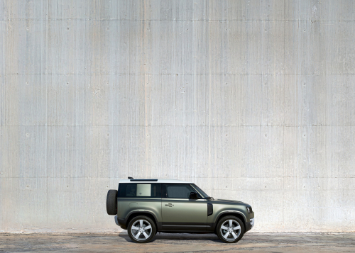 DISTINCTIVE SILHOUETTE - STATIC: THE NEW LAND ROVER DEFENDER