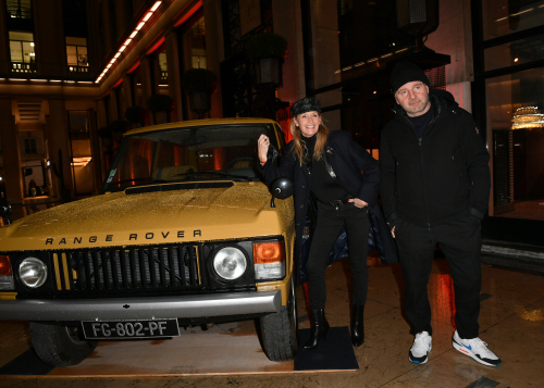    Philippe Lellouche et Estelle Lefebure devant un Range Rover Classic phase 1