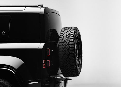 DER NEUE DEFENDER OCTA BLACK*: DER ROBUSTE UND LUXURIÖSE 4X4-ROCKSTAR
