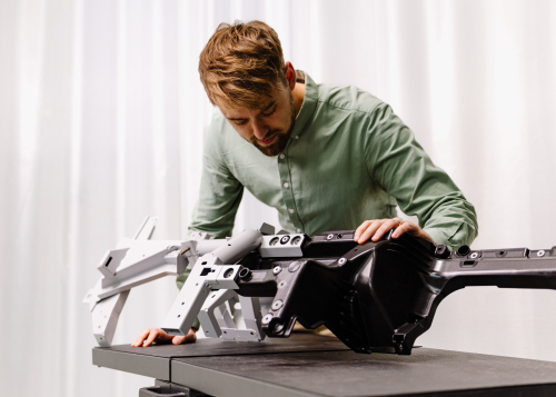 JLR führt neue Armaturenbrett-Sicherheitsstruktur ein und spart jährlich mehr als 50.000 Tonnen CO₂ ein