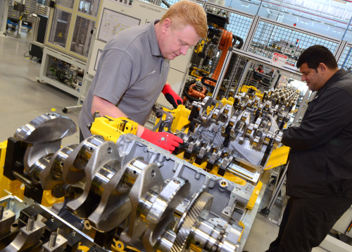 LE CENTRE DE PRODUCTION DE MOTEURS (EMC) DE JAGUAR LAND ROVER ASSEMBLE SON PREMIER MOTEUR ESSENCE INGENIUM