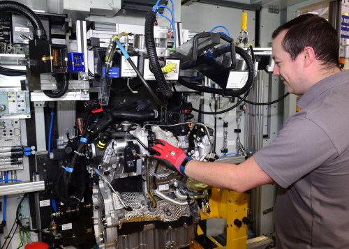 LE CENTRE DE PRODUCTION DE MOTEURS (EMC) DE JAGUAR LAND ROVER ASSEMBLE SON PREMIER MOTEUR ESSENCE INGENIUM