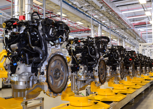 LE CENTRE DE PRODUCTION DE MOTEURS (EMC) DE JAGUAR LAND ROVER ASSEMBLE SON PREMIER MOTEUR ESSENCE INGENIUM