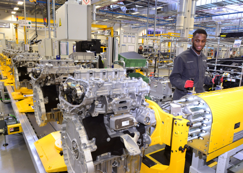 LE CENTRE DE PRODUCTION DE MOTEURS (EMC) DE JAGUAR LAND ROVER ASSEMBLE SON PREMIER MOTEUR ESSENCE INGENIUM