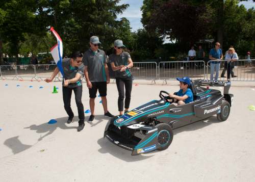 L’ÉQUIPE PANASONIC JAGUAR RACING INSPIRE UNE NOUVELLE GÉNÉRATION  DE PILOTES AVANT l’E-PRIX DE PARIS