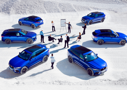 LA JAGUAR F-PACE IMAGINEE PAR LE PHOTOGRAPHE AUTOMOBILE DINGO  AUTOUR DE DOUZE COMPOSITIONS ARTISTIQUES