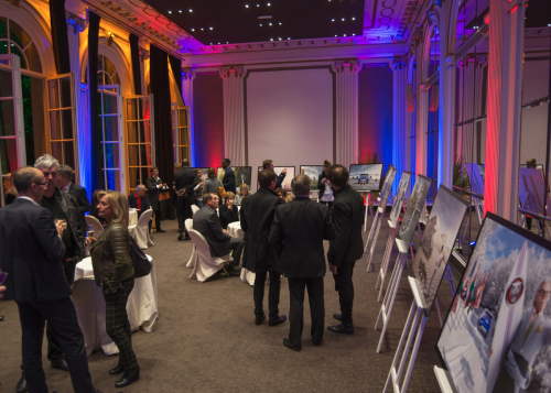 LA JAGUAR F-PACE IMAGINEE PAR LE PHOTOGRAPHE AUTOMOBILE DINGO  AUTOUR DE DOUZE COMPOSITIONS ARTISTIQUES