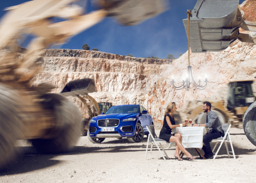 LA JAGUAR F-PACE IMAGINEE PAR LE PHOTOGRAPHE AUTOMOBILE DINGO  AUTOUR DE DOUZE COMPOSITIONS ARTISTIQUES