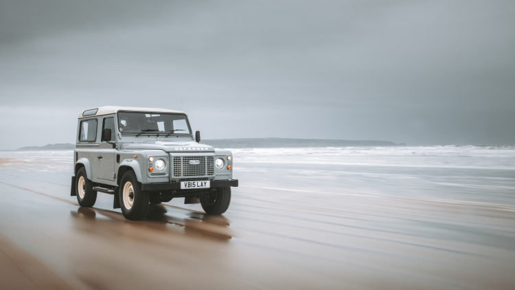 LAND ROVER CLASSIC REVEALS CLASSIC DEFENDER WORKS V8 ISLAY EDITION 