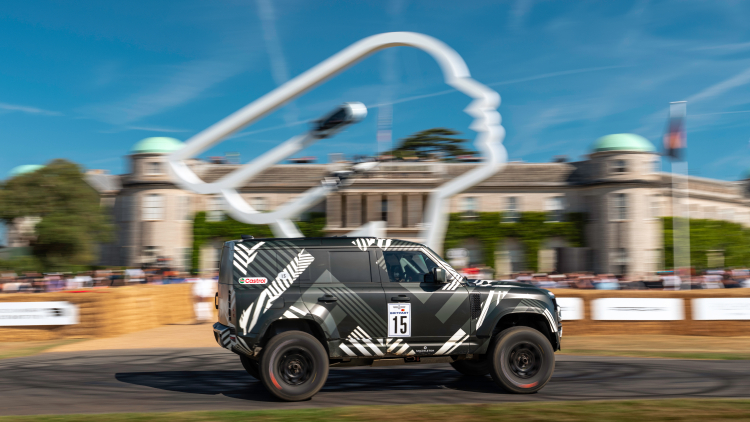 DYNAMISCHES DEBÜT DES NEUEN DEFENDER DAKAR D7X-R PROTOTYPEN AUF DEM GOODWOOD FESTIVAL OF SPEED 