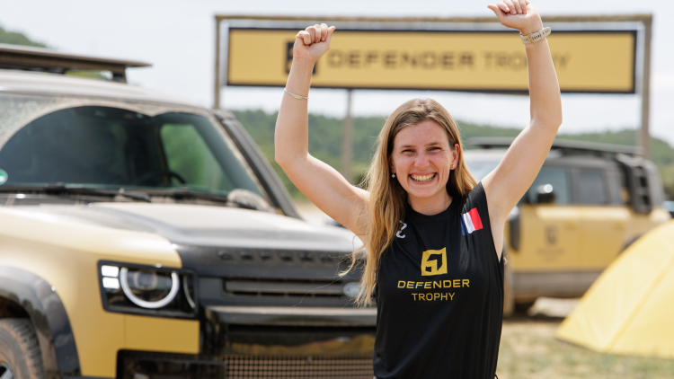 Defender Trophy - 5