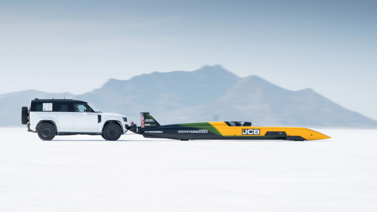 DEFENDER OCTA LAUNCHES JCB HYDROMAX TO LAND SPEED RECORD GLORY